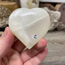 Bild in Galerie-Viewer laden, Lemon Calcite Heart Palm Stone #02