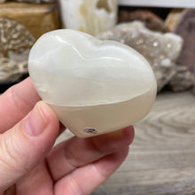 Bild in Galerie-Viewer laden, Lemon Calcite Heart Palm Stone #02