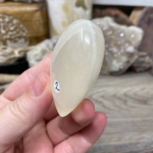 Bild in Galerie-Viewer laden, Lemon Calcite Heart Palm Stone #02