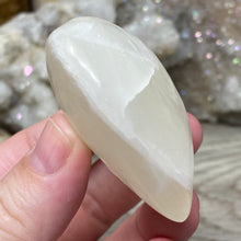 Bild in Galerie-Viewer laden, Lemon Calcite Heart Palm Stone #02