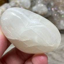Bild in Galerie-Viewer laden, Lemon Calcite Heart Palm Stone #02