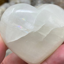 Bild in Galerie-Viewer laden, Lemon Calcite Heart Palm Stone #02