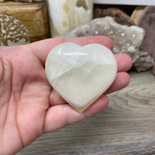 Bild in Galerie-Viewer laden, Lemon Calcite Heart Palm Stone #02