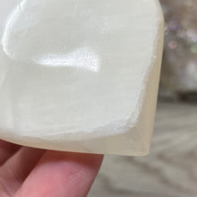 Bild in Galerie-Viewer laden, Lemon Calcite Heart Palm Stone #02