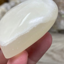 Bild in Galerie-Viewer laden, Lemon Calcite Heart Palm Stone #02
