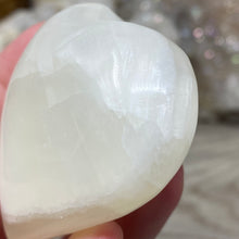 Bild in Galerie-Viewer laden, Lemon Calcite Heart Palm Stone #02