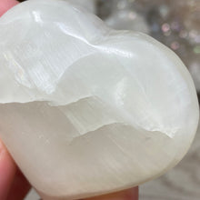 Bild in Galerie-Viewer laden, Lemon Calcite Heart Palm Stone #02