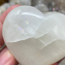 Bild in Galerie-Viewer laden, Lemon Calcite Heart Palm Stone #02