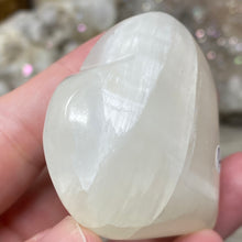 Bild in Galerie-Viewer laden, Lemon Calcite Heart Palm Stone #02