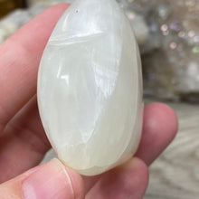 Bild in Galerie-Viewer laden, Lemon Calcite Heart Palm Stone #02