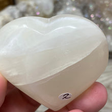 Bild in Galerie-Viewer laden, Lemon Calcite Heart Palm Stone #02