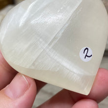 Bild in Galerie-Viewer laden, Lemon Calcite Heart Palm Stone #02