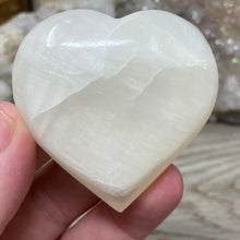 Bild in Galerie-Viewer laden, Lemon Calcite Heart Palm Stone #02