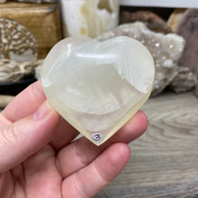 Bild in Galerie-Viewer laden, Lemon Calcite Heart Palm Stone #03