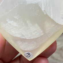 Bild in Galerie-Viewer laden, Lemon Calcite Heart Palm Stone #03