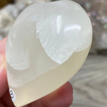 Bild in Galerie-Viewer laden, Lemon Calcite Heart Palm Stone #03
