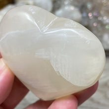 Bild in Galerie-Viewer laden, Lemon Calcite Heart Palm Stone #03