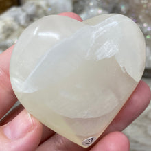 Bild in Galerie-Viewer laden, Lemon Calcite Heart Palm Stone #03