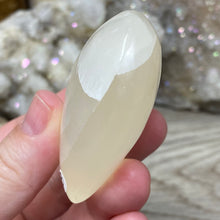 Bild in Galerie-Viewer laden, Lemon Calcite Heart Palm Stone #03