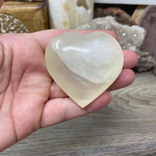 Bild in Galerie-Viewer laden, Lemon Calcite Heart Palm Stone #03