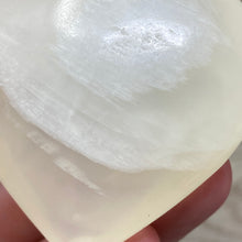 Bild in Galerie-Viewer laden, Lemon Calcite Heart Palm Stone #03