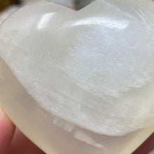 Bild in Galerie-Viewer laden, Lemon Calcite Heart Palm Stone #03