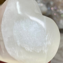 Bild in Galerie-Viewer laden, Lemon Calcite Heart Palm Stone #03