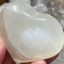 Bild in Galerie-Viewer laden, Lemon Calcite Heart Palm Stone #03