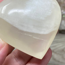 Bild in Galerie-Viewer laden, Lemon Calcite Heart Palm Stone #03
