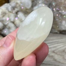 Bild in Galerie-Viewer laden, Lemon Calcite Heart Palm Stone #03