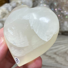 Bild in Galerie-Viewer laden, Lemon Calcite Heart Palm Stone #03