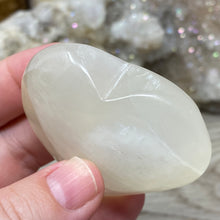 Bild in Galerie-Viewer laden, Lemon Calcite Heart Palm Stone #03