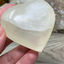 Bild in Galerie-Viewer laden, Lemon Calcite Heart Palm Stone #03