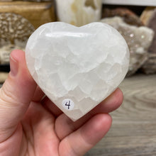 Bild in Galerie-Viewer laden, Lemon Calcite Heart Palm Stone #04
