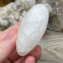 Bild in Galerie-Viewer laden, Lemon Calcite Heart Palm Stone #04