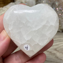 Bild in Galerie-Viewer laden, Lemon Calcite Heart Palm Stone #04