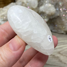 Bild in Galerie-Viewer laden, Lemon Calcite Heart Palm Stone #04