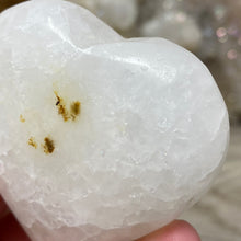 Bild in Galerie-Viewer laden, Lemon Calcite Heart Palm Stone #04