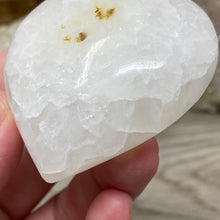 Bild in Galerie-Viewer laden, Lemon Calcite Heart Palm Stone #04