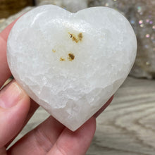 Bild in Galerie-Viewer laden, Lemon Calcite Heart Palm Stone #04