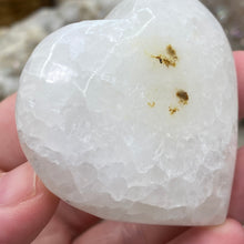 Bild in Galerie-Viewer laden, Lemon Calcite Heart Palm Stone #04