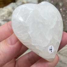 Bild in Galerie-Viewer laden, Lemon Calcite Heart Palm Stone #04