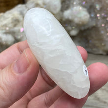 Bild in Galerie-Viewer laden, Lemon Calcite Heart Palm Stone #04