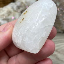Bild in Galerie-Viewer laden, Lemon Calcite Heart Palm Stone #04
