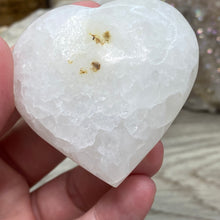 Bild in Galerie-Viewer laden, Lemon Calcite Heart Palm Stone #04