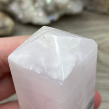 Bild in Galerie-Viewer laden, Pink Calcite / Mangano Tower #01