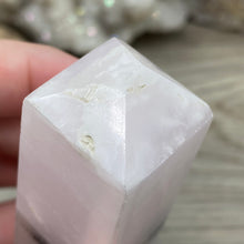 Bild in Galerie-Viewer laden, Pink Calcite / Mangano Tower #01
