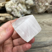 Bild in Galerie-Viewer laden, Pink Calcite / Mangano Tower #02