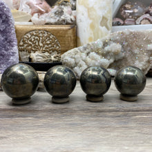 Bild in Galerie-Viewer laden, Pyrite Spheres