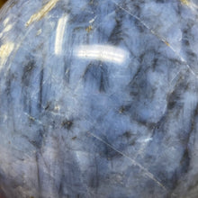 Bild in Galerie-Viewer laden, Dumortierite "Blue Quartz" Large Sphere #05 - 3.54" / 90mm